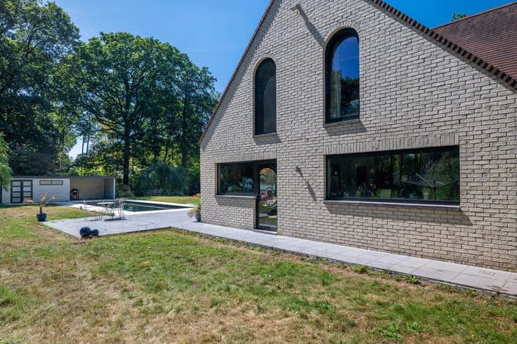Exceptional villa on over 80 ares.