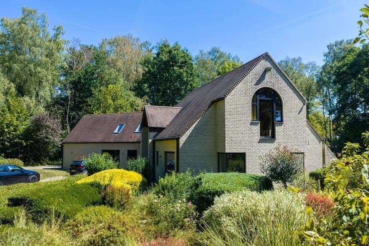 Exceptional villa on over 80 ares.