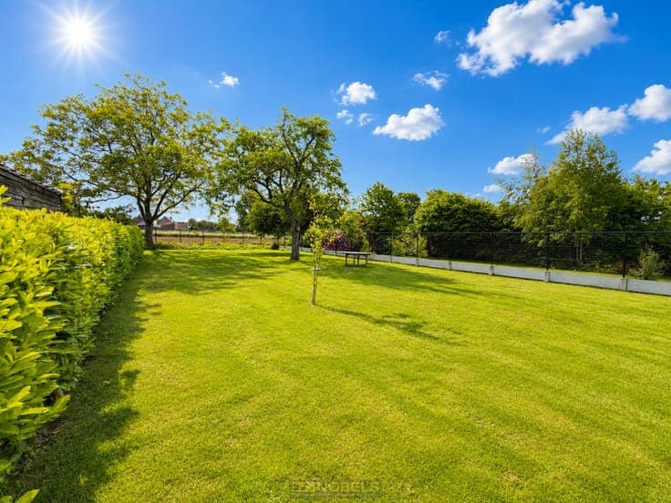 Te koop, Karaktervolle villa met dubbele garage en aangen...