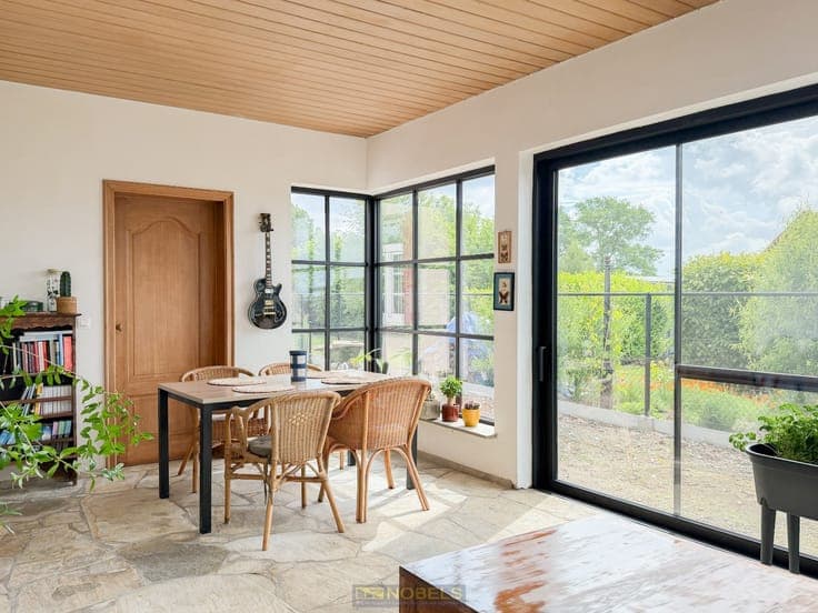 Te koop, Karaktervolle villa met dubbele garage en aangen...