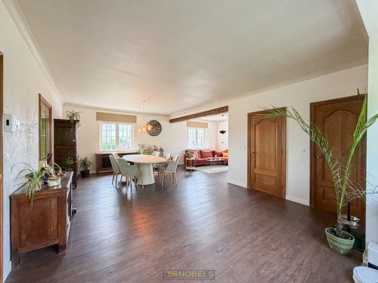 Te koop, Karaktervolle villa met dubbele garage en aangen...