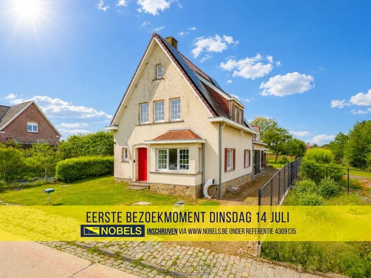 Te koop, Karaktervolle villa met dubbele garage en aangen...