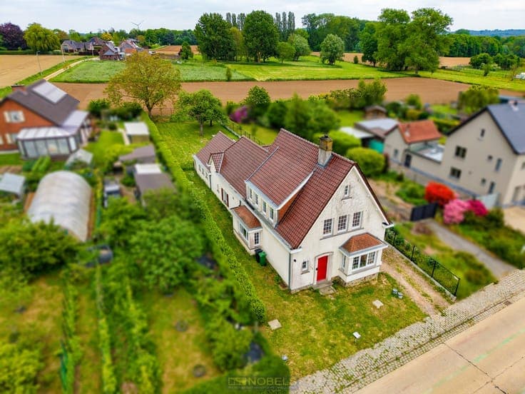 Te koop, Karaktervolle villa met dubbele garage en aangen...