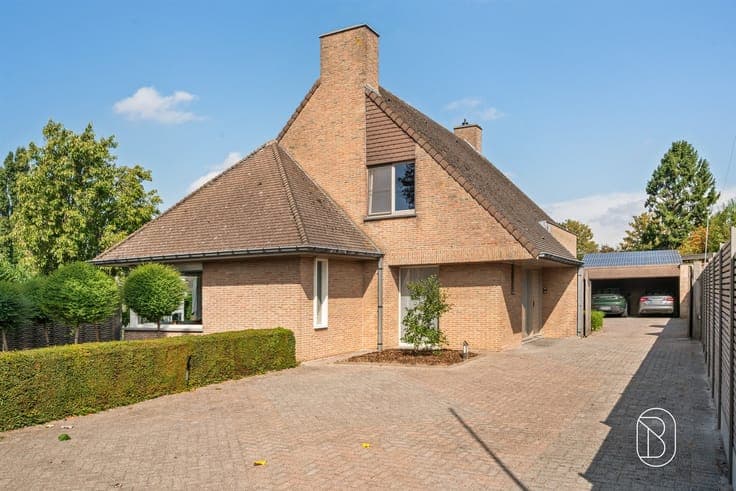 Ruime villa met praktijkruimte in doodlopende straat