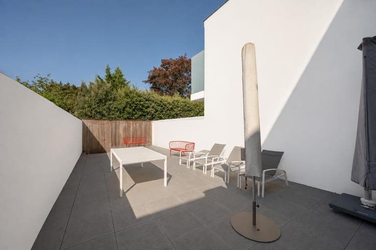 A recently built home on the charming Oosthoekplein.