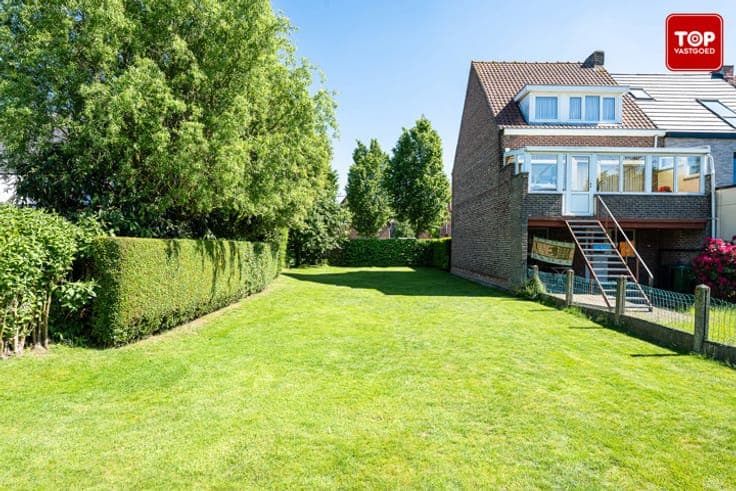 Architecturale woning met naastgelegen perceel grond (659 +
