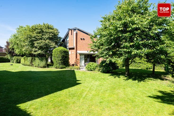 Architecturale woning met naastgelegen perceel grond (659 +