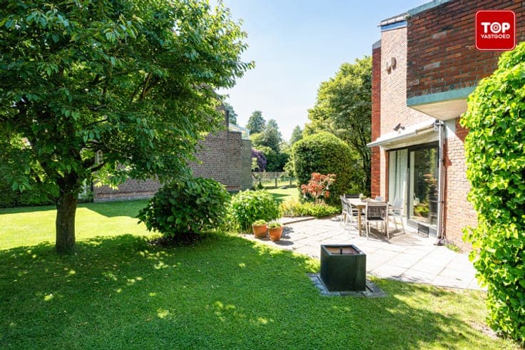 Architecturale woning met naastgelegen perceel grond (659 +