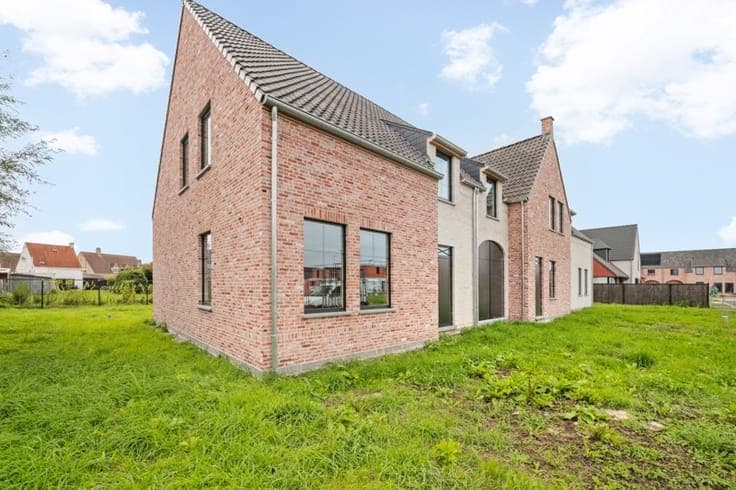 Halfopen landelijke nieuwbouw met zuidgerichte tuin