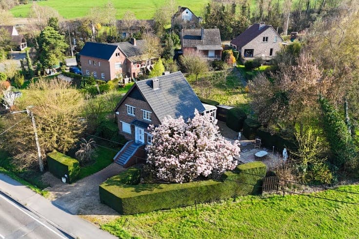 CHARMING HOUSE WITH GARDEN!