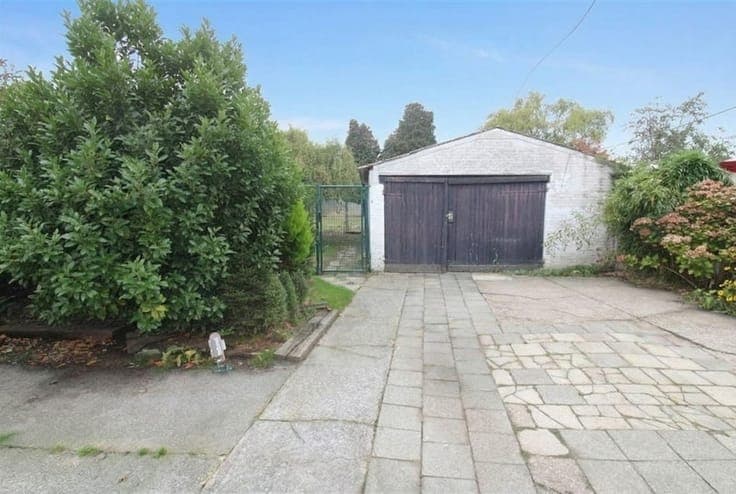 VOLLEDIG TE RENOVEREN CHARMANTE WONING op 1325 m²