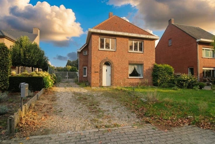 VOLLEDIG TE RENOVEREN CHARMANTE WONING op 1325 m²