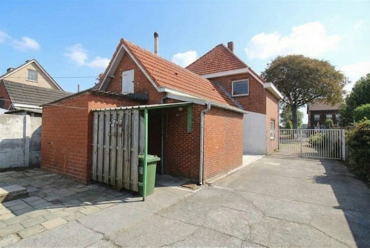 VOLLEDIG TE RENOVEREN CHARMANTE WONING op 1325 m²