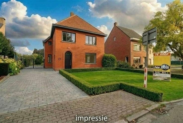 VOLLEDIG TE RENOVEREN CHARMANTE WONING op 1325 m²