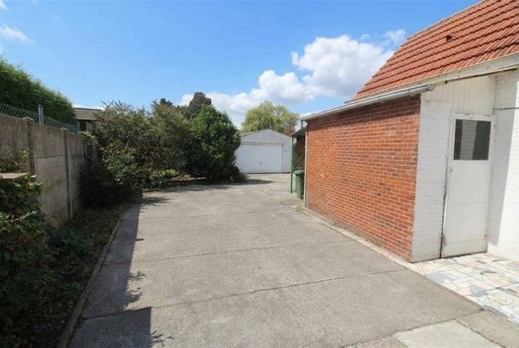 VOLLEDIG TE RENOVEREN CHARMANTE WONING op 1325 m²