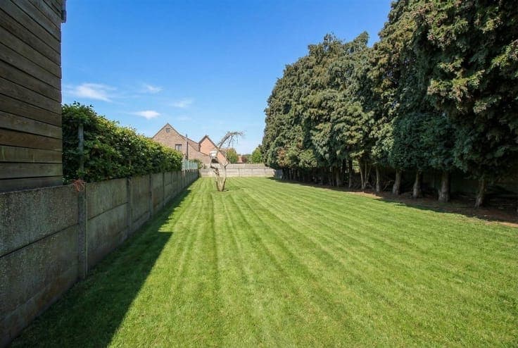 VOLLEDIG TE RENOVEREN CHARMANTE WONING op 1325 m²