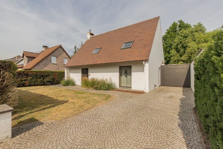 Open bebouwing met tijdloze architectuur en mooie tuin