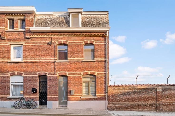 Spacious 4-bedroom townhouse with a garden in Rons