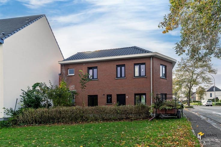 Renovated house (248 m²) with garage and warehouse in Bornem