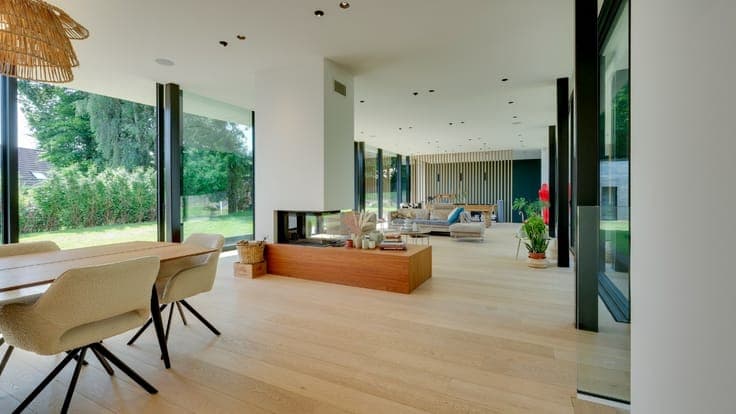 CONTEMPORARY VILLA WITH EXCEPTIONAL FEATURES