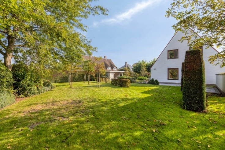 STATIGE VILLA MET PRACHTIGE TUIN OP EEN PERCEEL VAN 1.430...