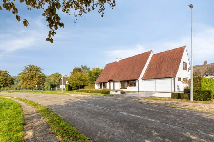 STATIGE VILLA MET PRACHTIGE TUIN OP EEN PERCEEL VAN 1.430...