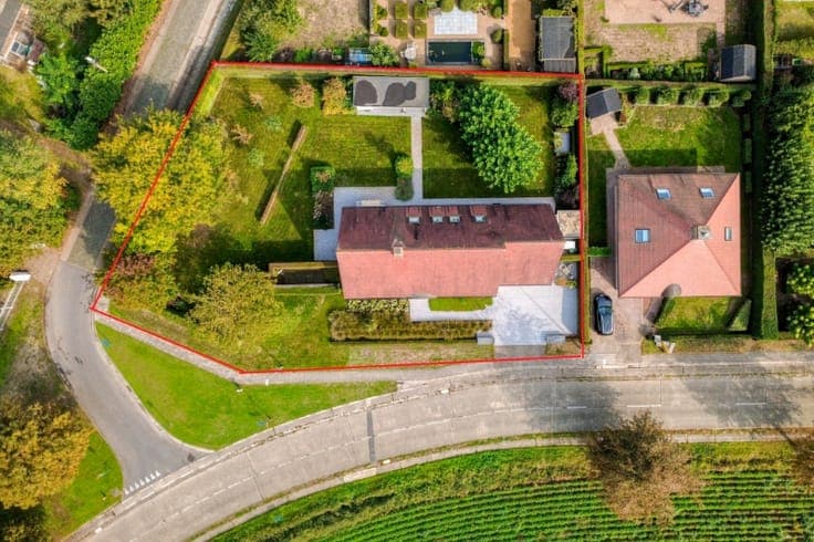 STATIGE VILLA MET PRACHTIGE TUIN OP EEN PERCEEL VAN 1.430...
