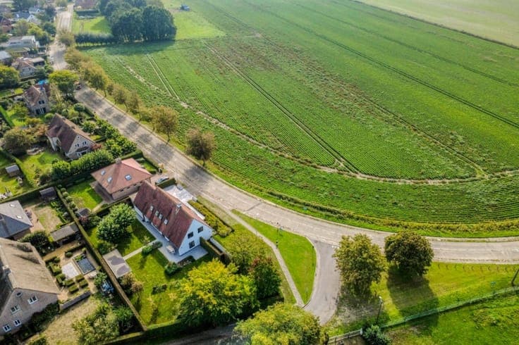 STATIGE VILLA MET PRACHTIGE TUIN OP EEN PERCEEL VAN 1.430...