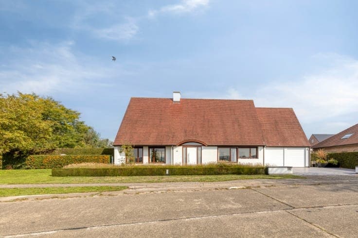 STATIGE VILLA MET PRACHTIGE TUIN OP EEN PERCEEL VAN 1.430...