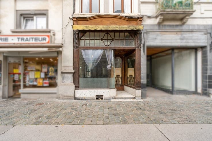 Mixed-use building ideally located