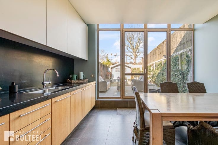 Instapklare woning met 2 slaapkamers en stadsterras.