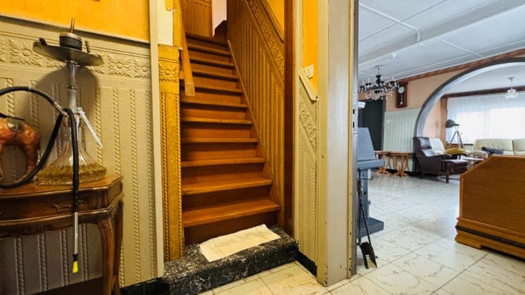 Grote, te renoveren half open bebouwing met 4 slaapkamers...