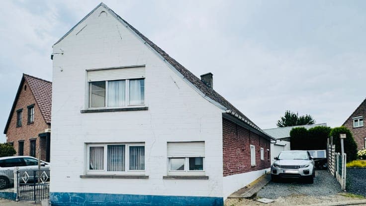Grote, te renoveren half open bebouwing met 4 slaapkamers...