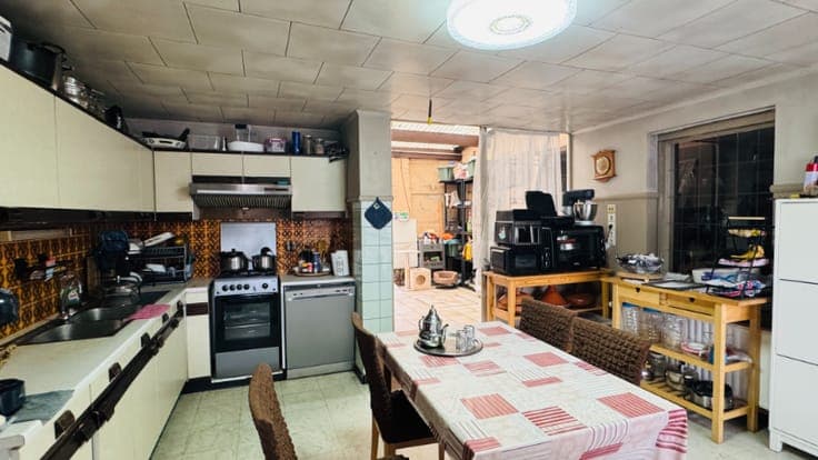 Grote, te renoveren half open bebouwing met 4 slaapkamers...