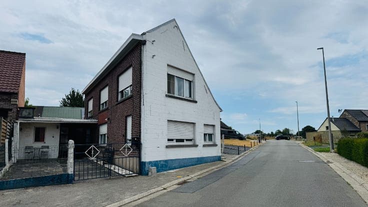 Grote, te renoveren half open bebouwing met 4 slaapkamers...