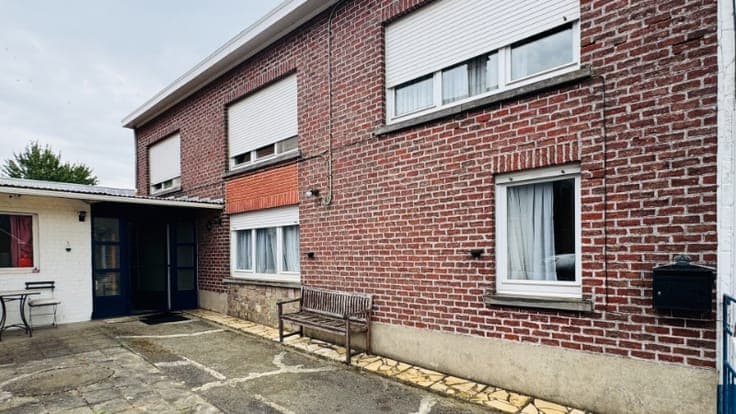 Grote, te renoveren half open bebouwing met 4 slaapkamers...