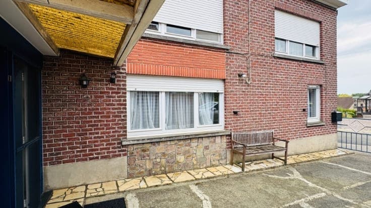 Grote, te renoveren half open bebouwing met 4 slaapkamers...