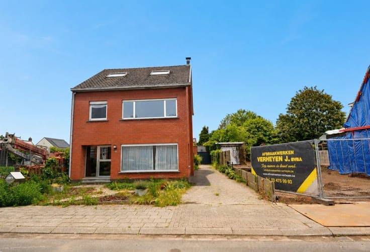 TE RENOVEREN WONING MET 5 SLK EN GARAGE!