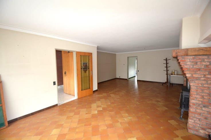 TE RENOVEREN WONING MET 5 SLK EN GARAGE!