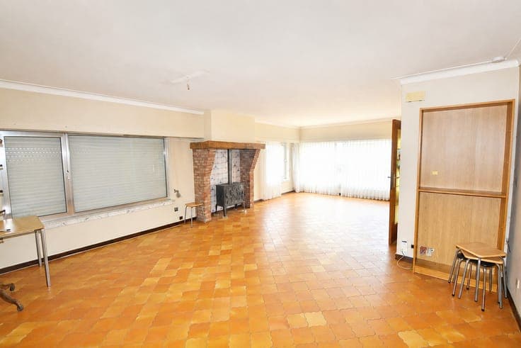 TE RENOVEREN WONING MET 5 SLK EN GARAGE!