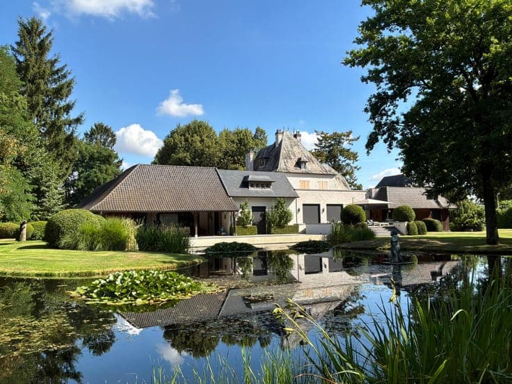 Top segment: Monumental villa on 1.2 hectares.