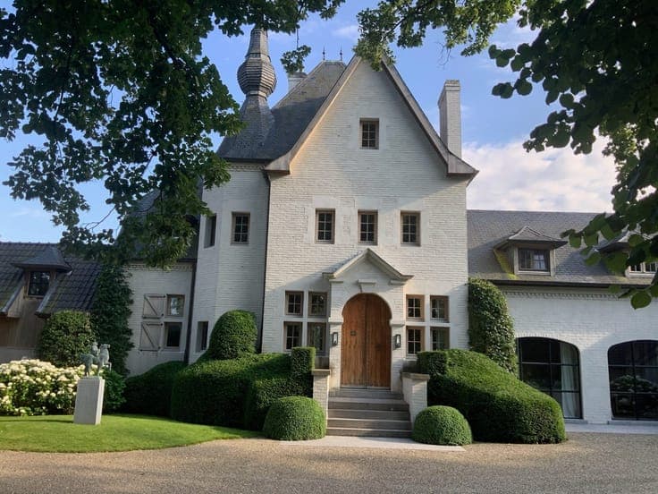 Top segment: Monumental villa on 1.2 hectares.