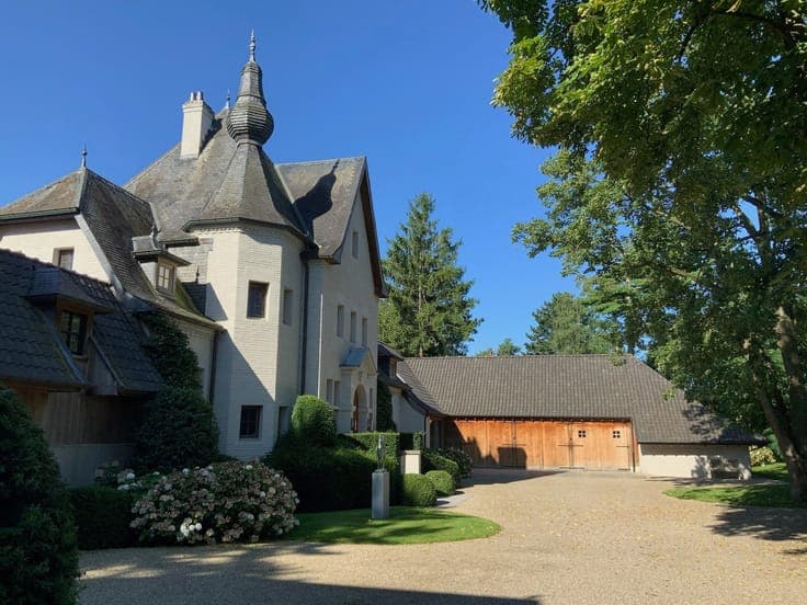 Top segment: Monumental villa on 1.2 hectares.