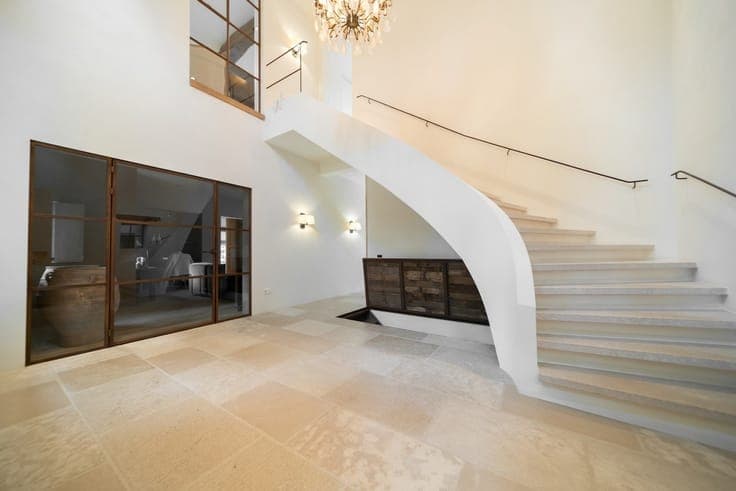 Top segment: Monumental villa on 1.2 hectares.