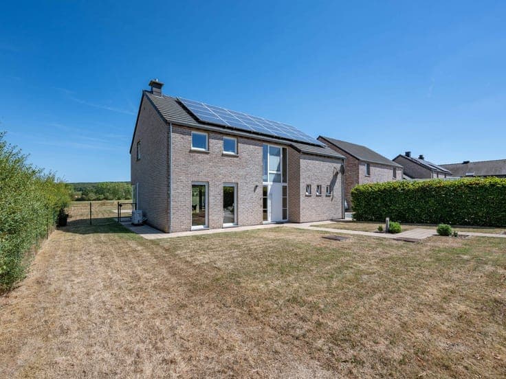 Stunning 3-Bedroom Detached Home with Garden – EPC B in a Pe