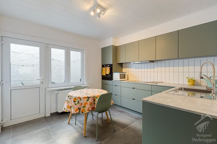 Toffe instapklare rijwoning met gezellig terras in centru...