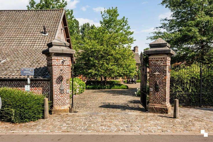 Authentieke, multifunctionele vierkantshoeve in Desselgem!