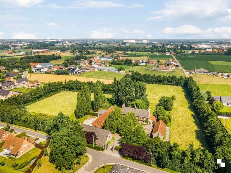 Authentieke, multifunctionele vierkantshoeve in Desselgem!