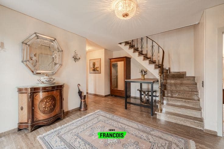 Characterful villa with EPC (C), 5 bedrooms, garage and gar…