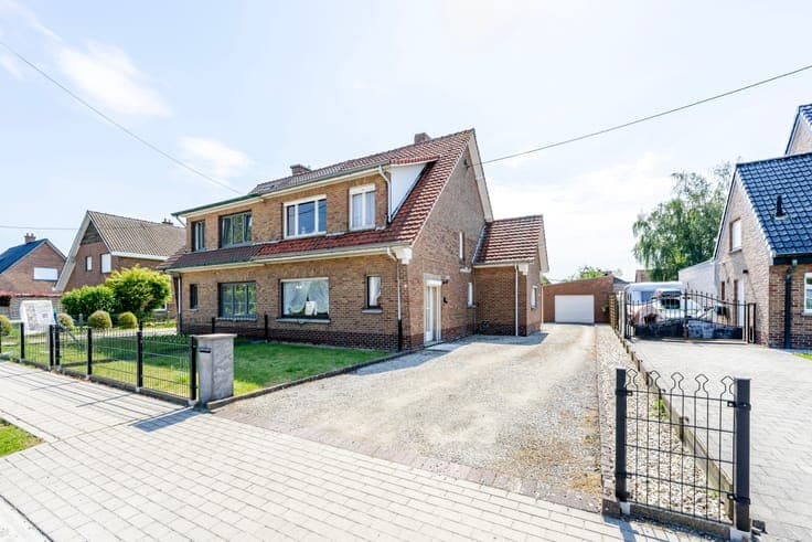 Charming home with a large garden in Outrijve